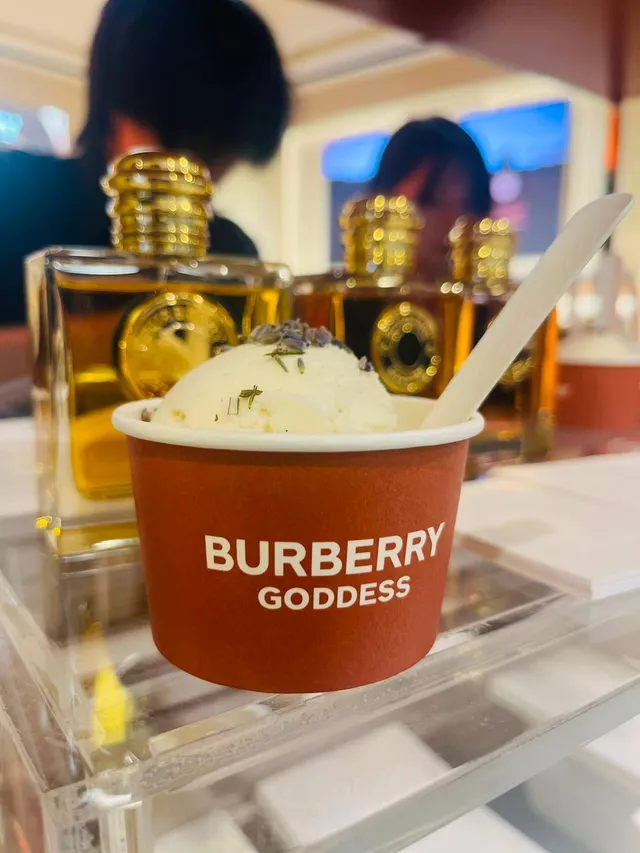 Burberry Beauty 週末快閃活動 — 賓客品嚐雲呢拿雪糕