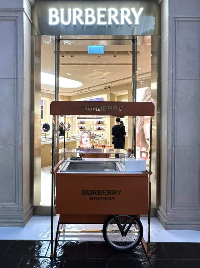 Burberry 聯乘活動 — 品牌包裝的雪糕車於門市外服務